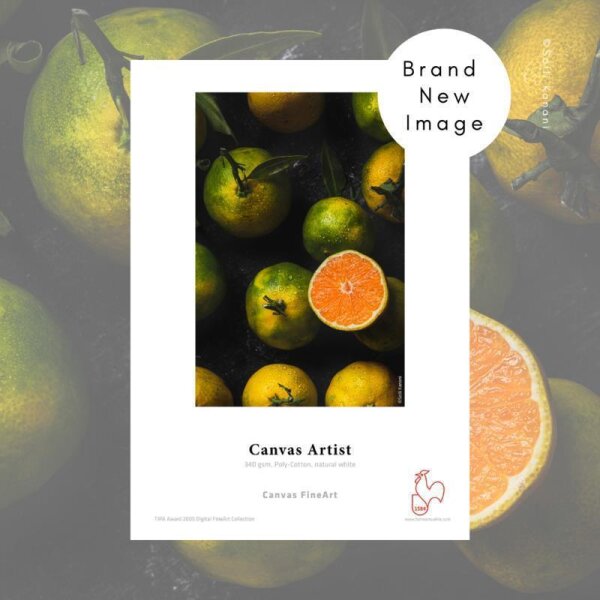 Orangen mit grün-gelber Schale, eine Orange halbiert, auf schwarzem Hintergrund, umrahmt von weißem Rahmen mit Text Brand New Image und Canvas Artist
