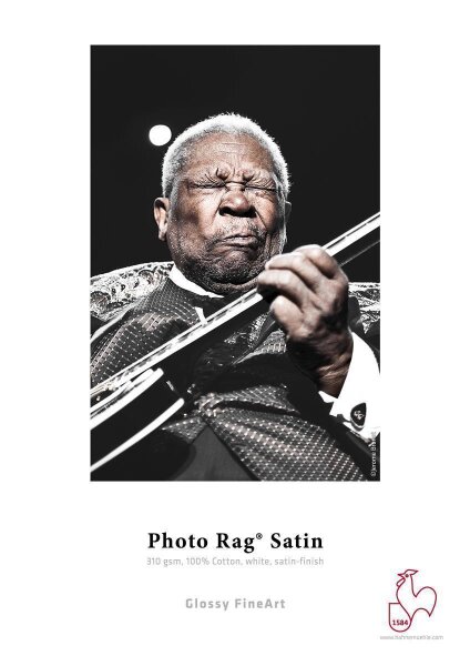 Älterer Mann spielt E-Gitarre, trägt dunkle Weste mit Muster und weißes Hemd, schwarzer Hintergrund