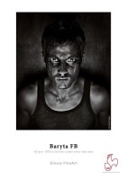 Oberkörper einer muskulösen Person in schwarzem...