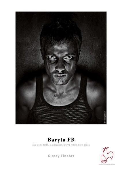 Oberkörper einer muskulösen Person in schwarzem Netzhemd, frontal aufgenommen, vor dunklem Hintergrund