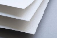 Mehrere übereinanderliegende weiße...