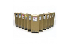 Mehrere braune Epson-Tintenpatronen in einer Reihe, verschiedene Farben sichtbar