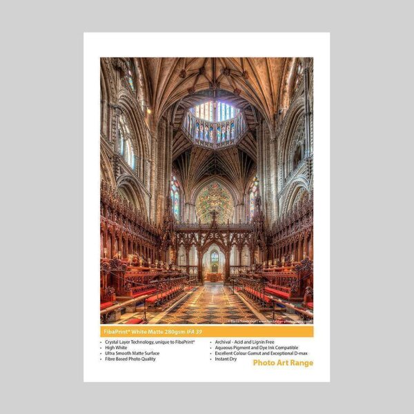 Innenansicht einer gotischen Kathedrale mit reich verzierten Holzstühlen, bunten Glasfenstern und einem kunstvoll gestalteten Gewölbe