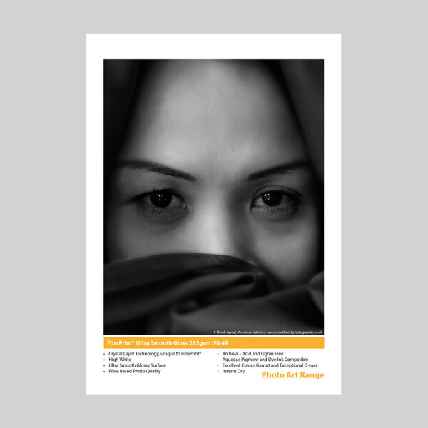 Ein Bild eines Posters, das das Gesicht einer Frau zeigt, mit einem Fokus auf ihren ausdrucksvollen Augen.