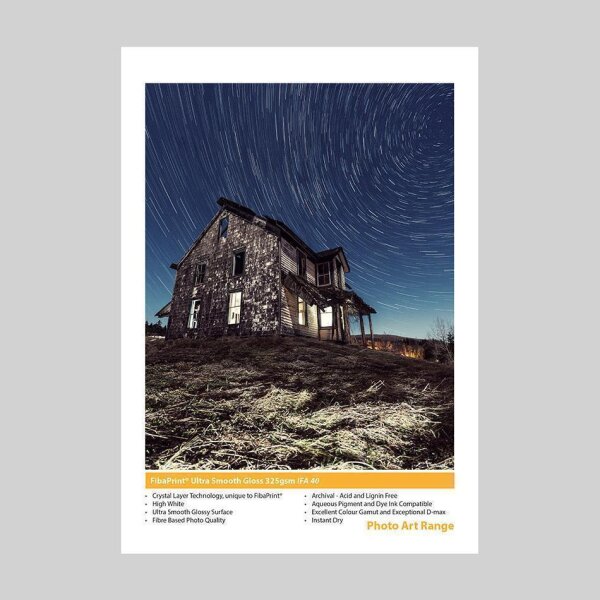 Poster mit einem Bild eines alten Hauses in der Nacht, das geheimnisvoll im Dunkeln steht