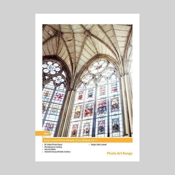 Das Bild zeigt ein Foto von kunstvollen, bunten Glasfenstern in einem historischen Gebäude