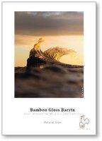 Wellen aus Wasser, die bei Sonnenuntergang golden...