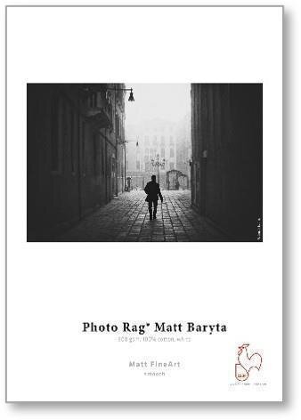 Schwarz-weiß-Foto einer Person, die durch einen engen, gepflasterten Durchgang zwischen hohen Gebäuden geht